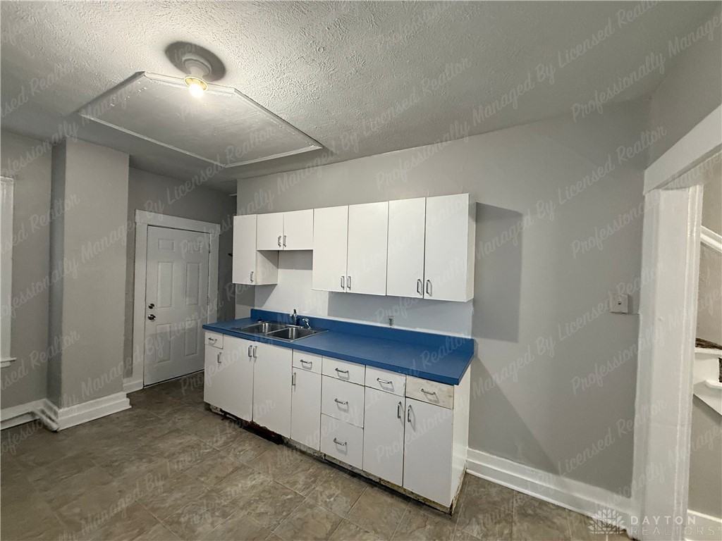 705 S Main St - Photo 7 of 18