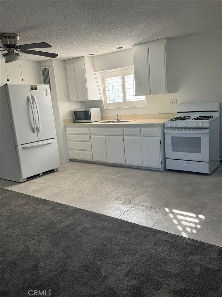 10495 Bluff St - Photo 3 of 9