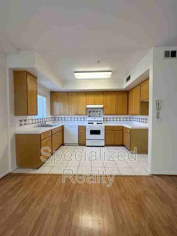 1814 North Kingsley Drive #1B - Photo 3 of 11