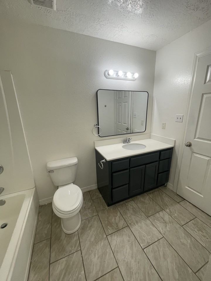 520 Tennessee St Ne #D - Photo 3 of 8