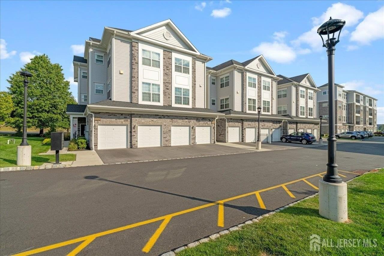 33 Veterans Way - Photo 3 of 25