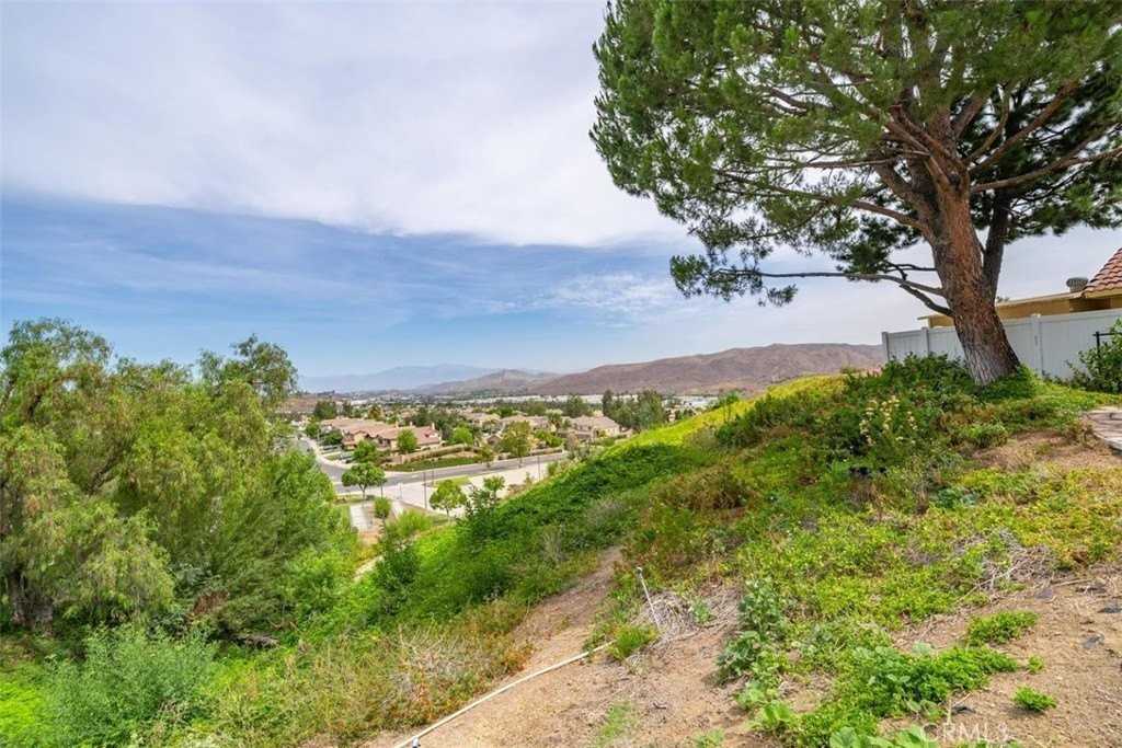 23053 Canyon Hills Road - Photo 3 of 21