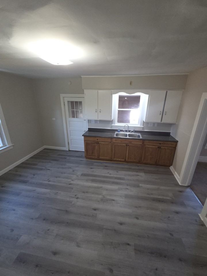 340 West 24th Street - Photo 3 of 9