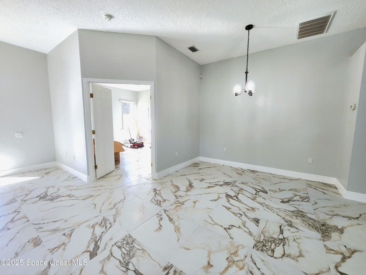 501 Carmel Dr - Photo 4 of 21