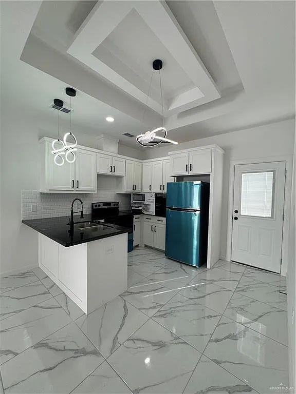 909 Glory St - Photo 2 of 10