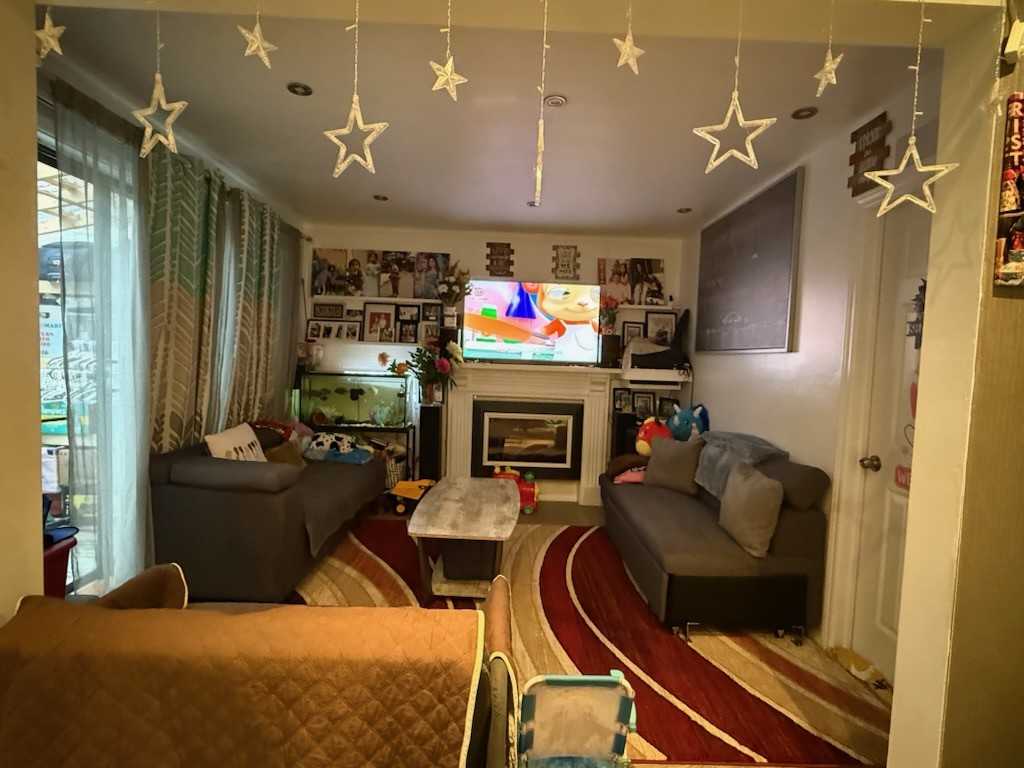 London Green Ct & Driftwood Ave - Photo 2 of 7