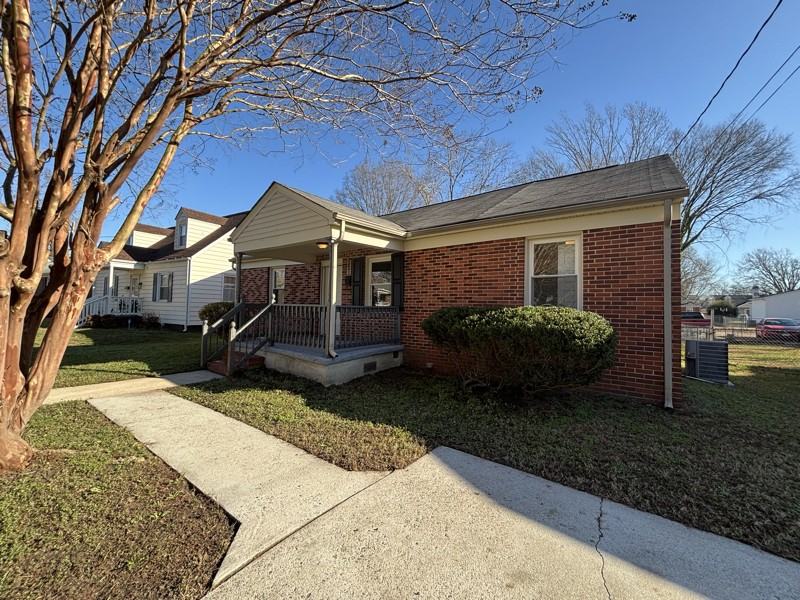 321 Jefferson Ave - Photo 3 of 19