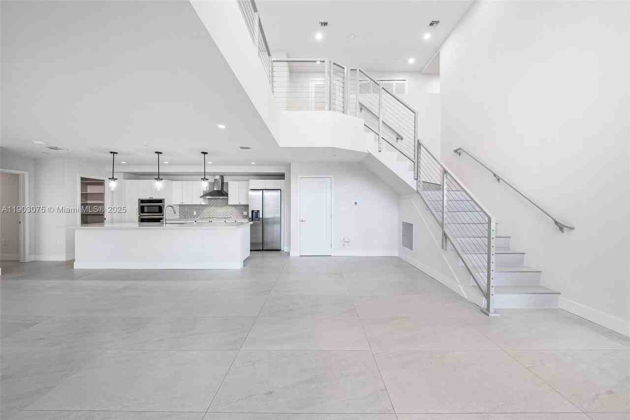 NE 34th St & Biscayne Blvd - Photo 2 of 37