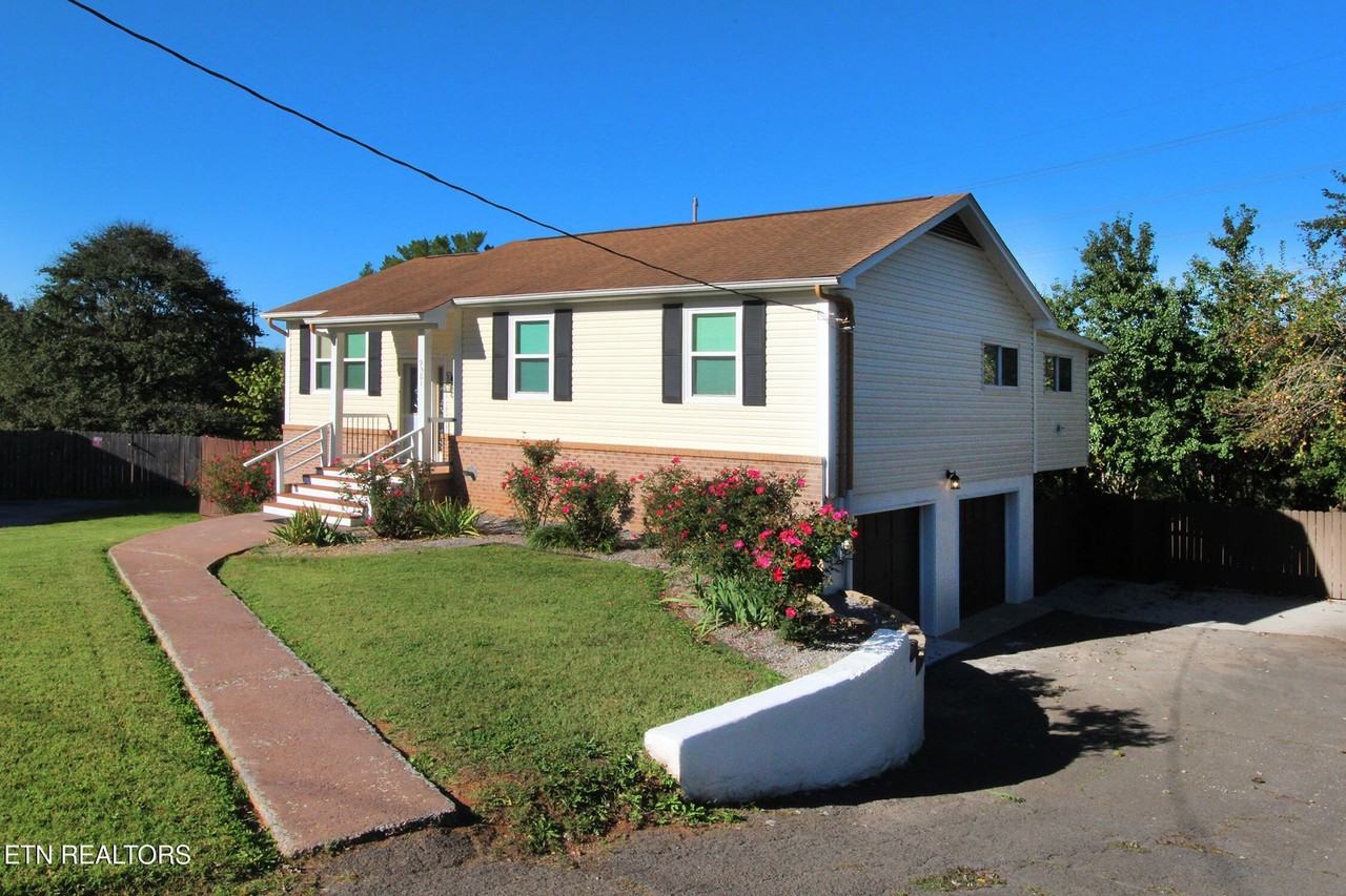 9301 Oakshire Cir - Photo 3 of 39