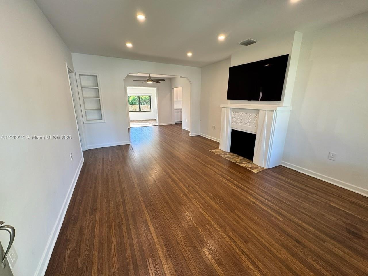 2210 Sw 25th St - Photo 2 of 8