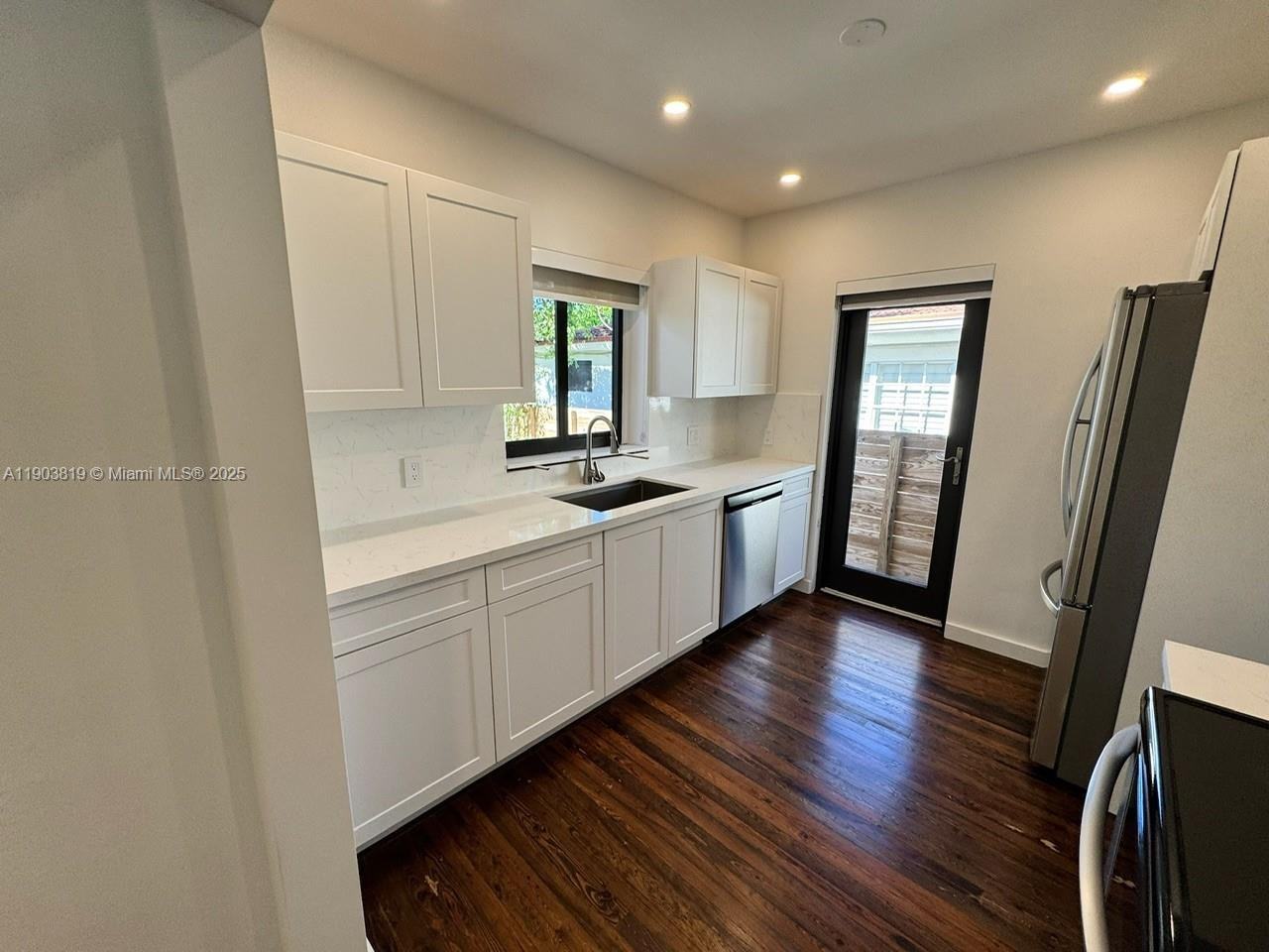 2210 Sw 25th St - Photo 6 of 8