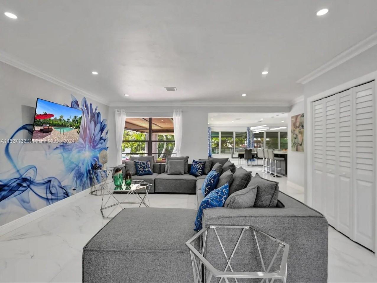 1342 Tyler St - Photo 4 of 8