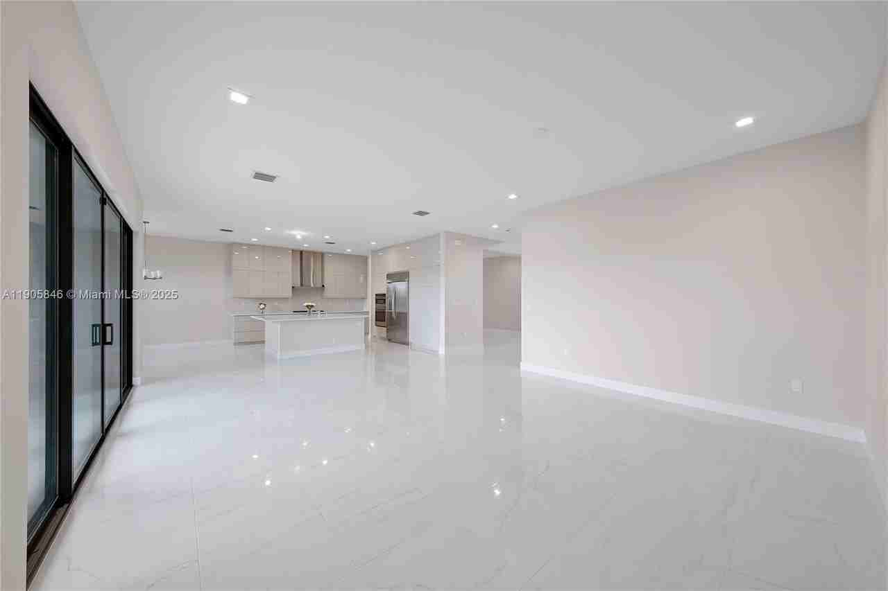 20422 Southernwood Ave - Photo 5 of 23