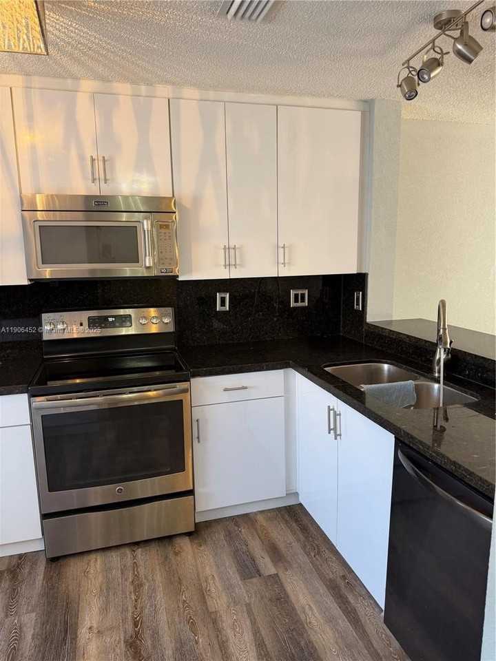 13914 Sw 178th St #13914 - Photo 3 of 22