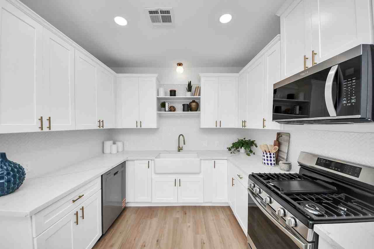 Narcissus Road - Photo 4 of 10