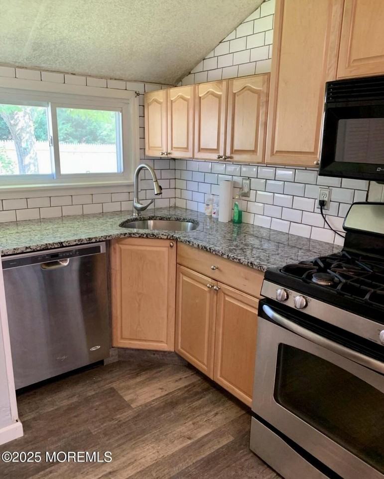 10 Oakwood Dr - Photo 5 of 13