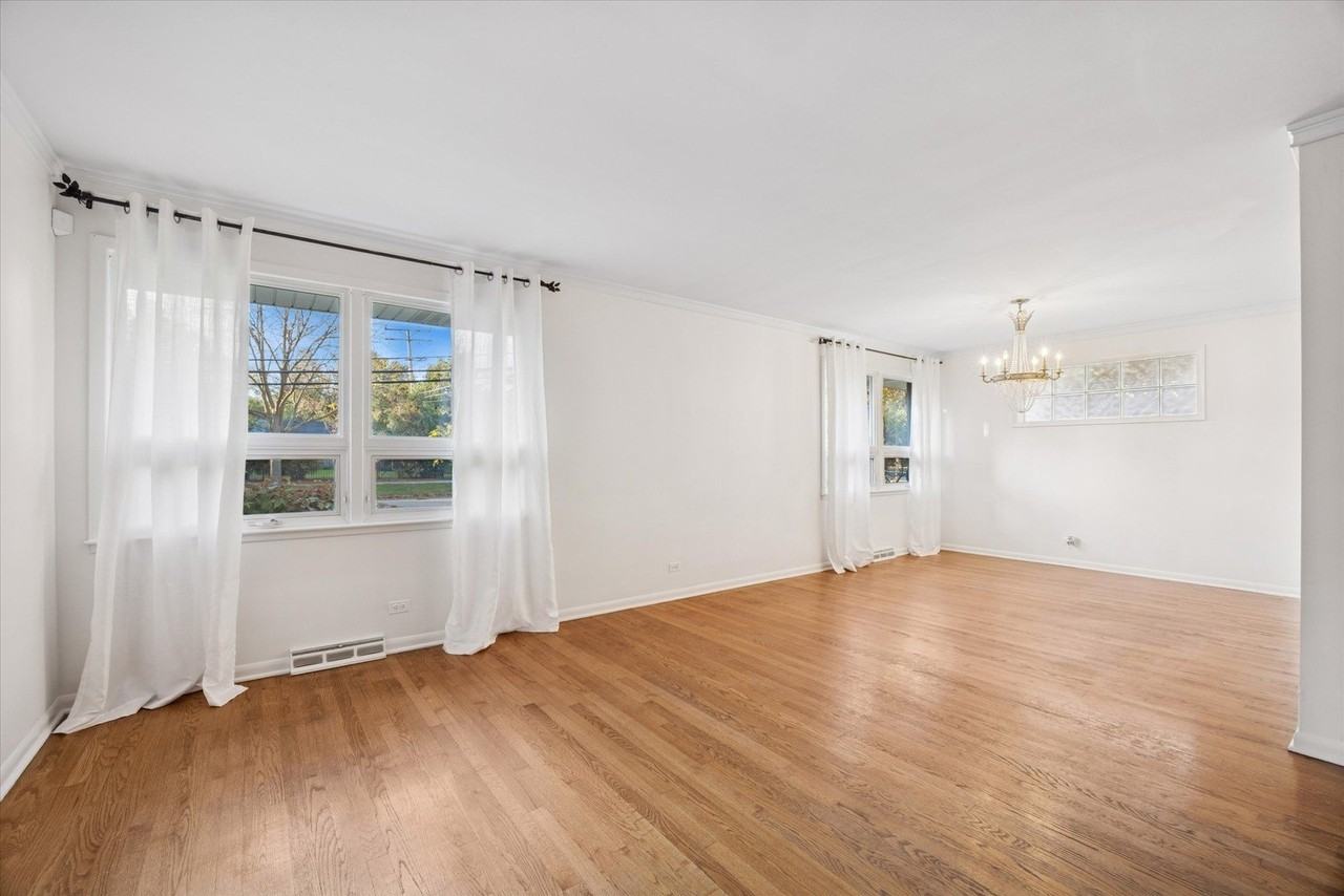 1340 Oak St - Photo 4 of 17