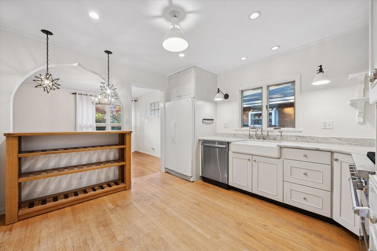 1340 Oak St - Photo 6 of 17