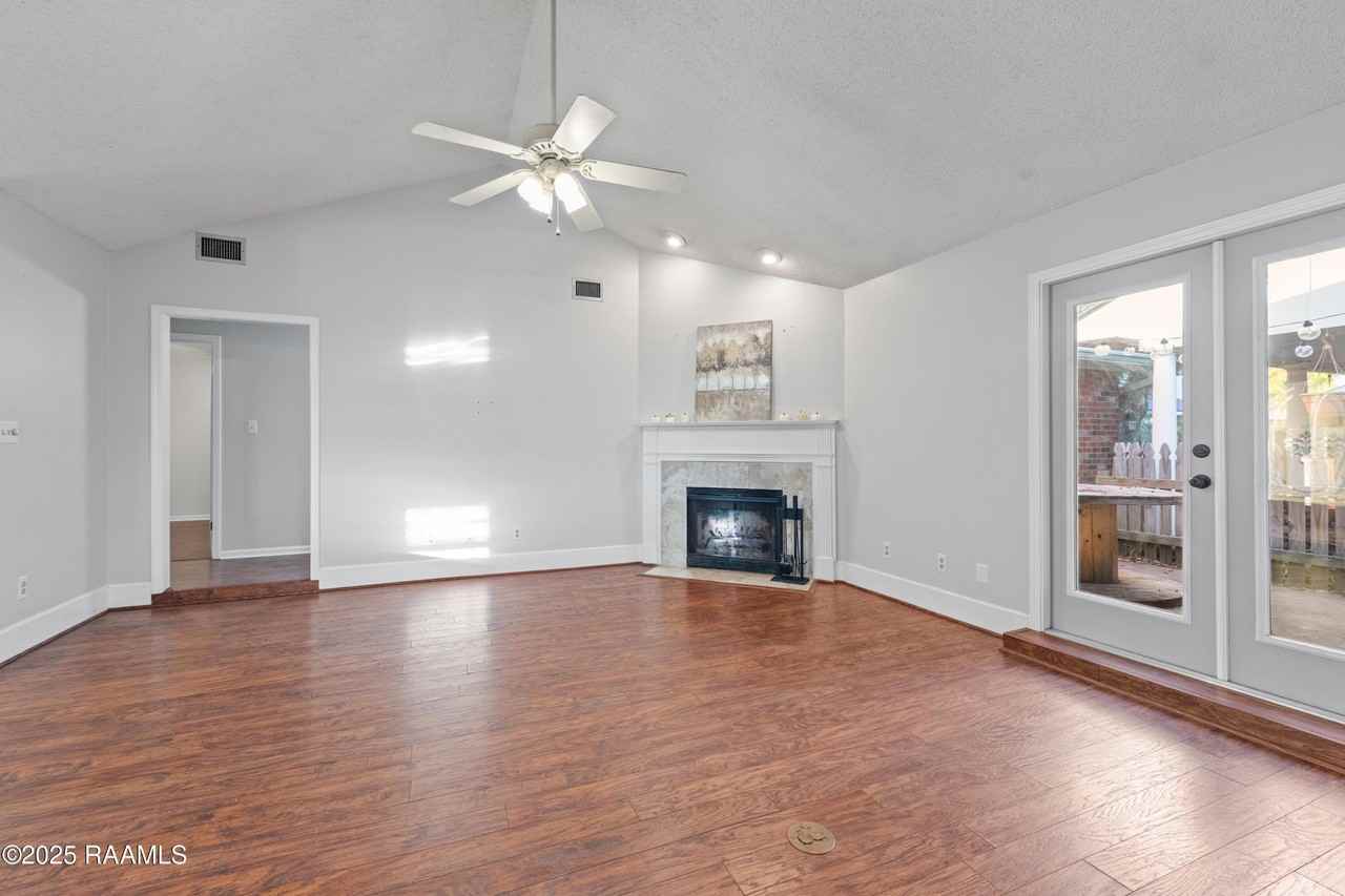 115 Meadow Glen Drive - Photo 4 of 26