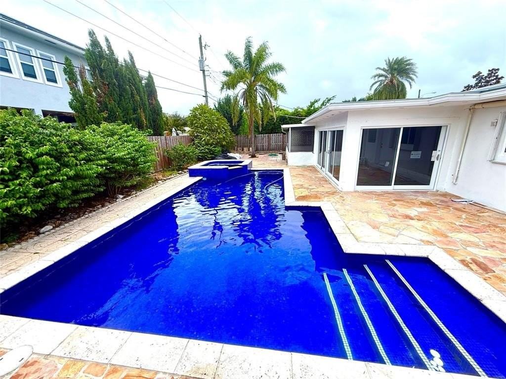 2685 Se 5th St - Photo 3 of 15