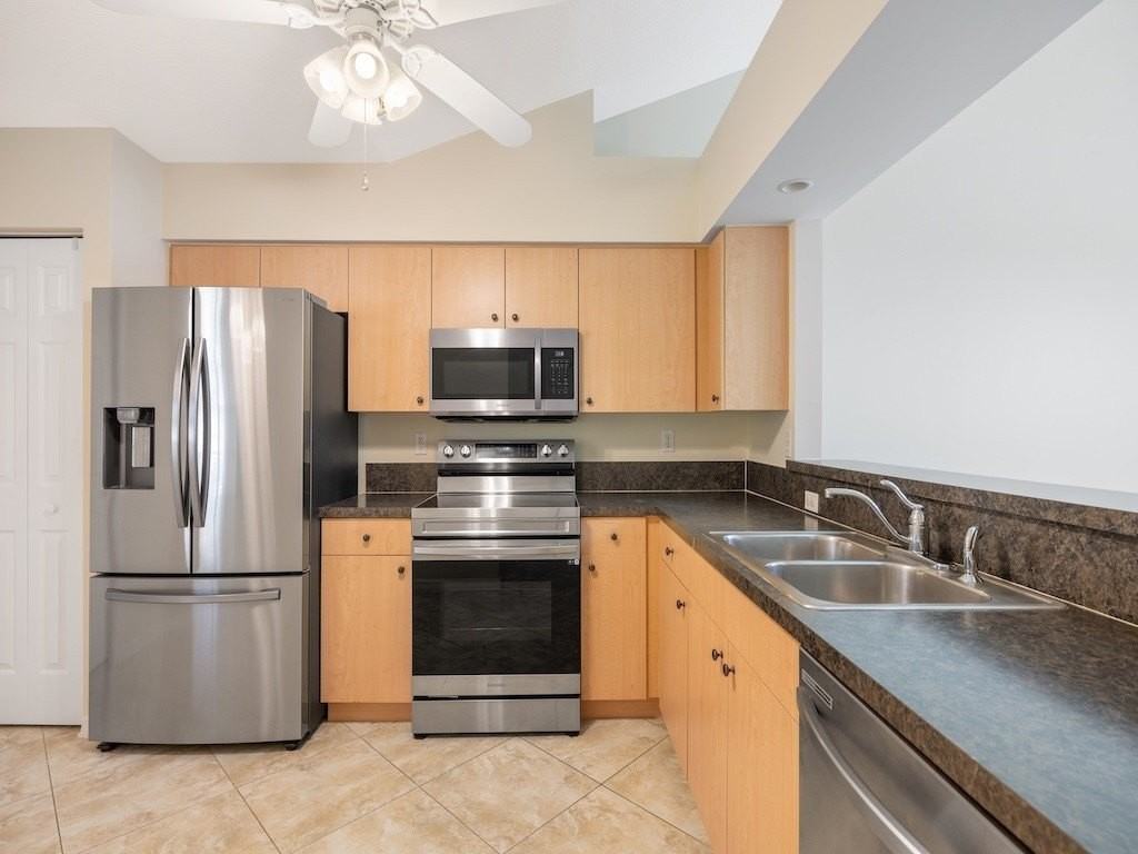 497 7th St - Photo 4 of 36