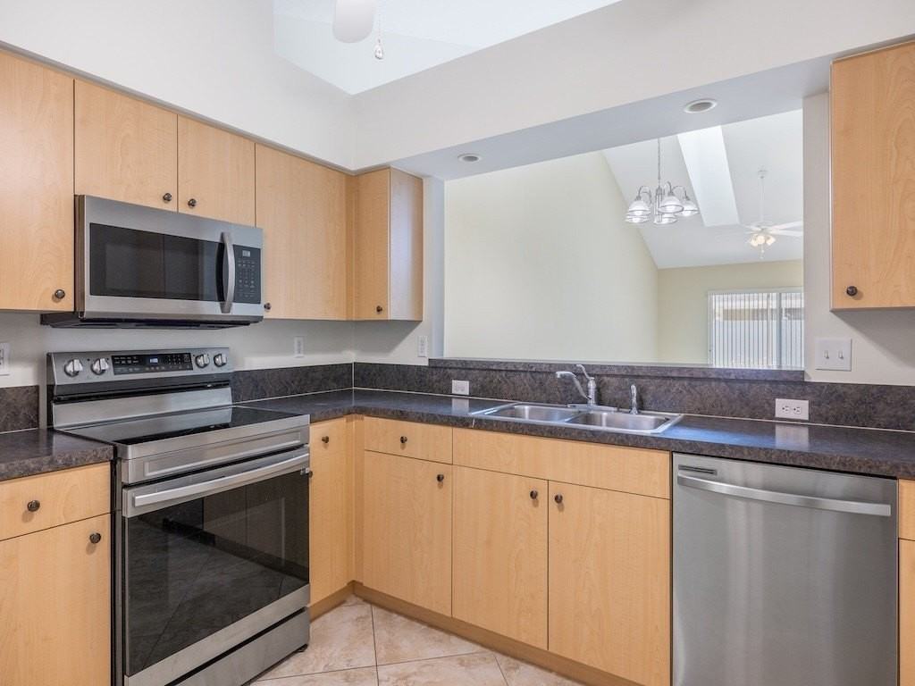 497 7th St - Photo 5 of 36