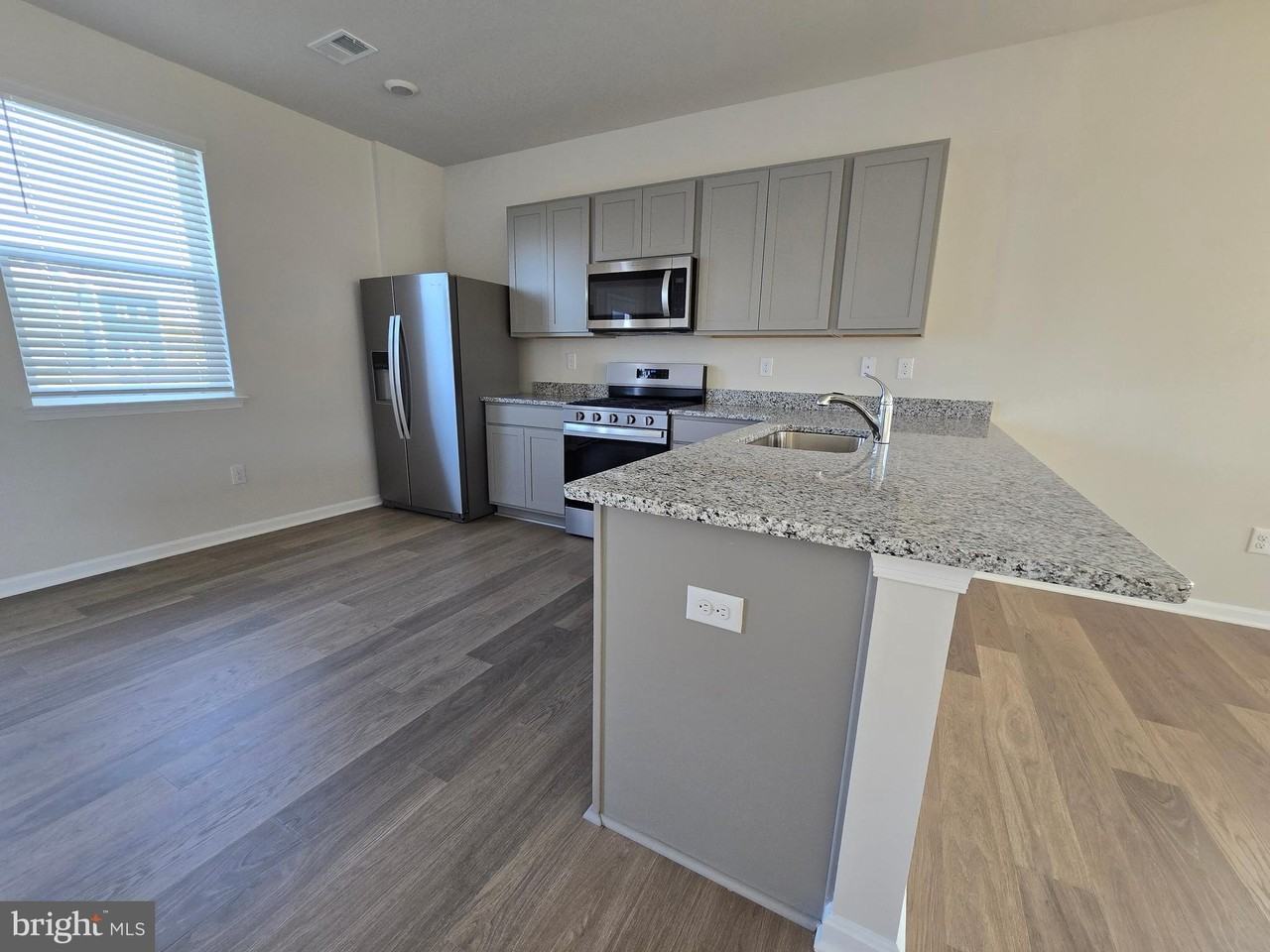 10935 Farmerfield St - Photo 5 of 38