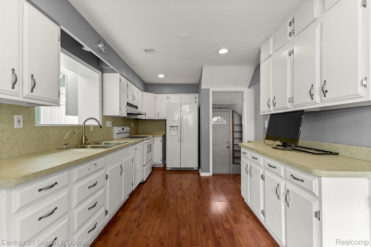 22905 Marlboro St - Photo 6 of 32