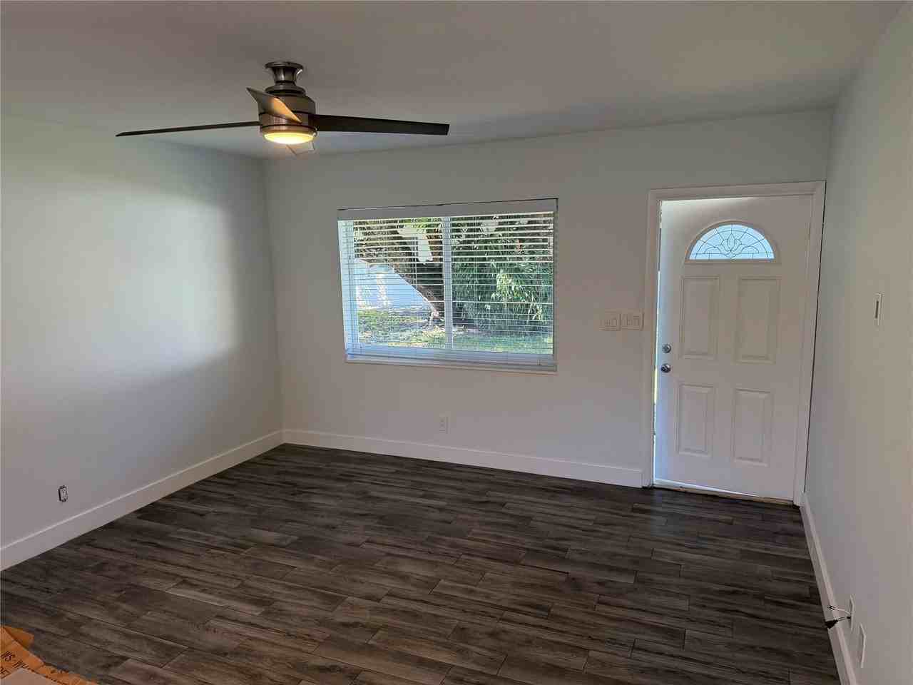 1077 Ne 34th St - Photo 4 of 31