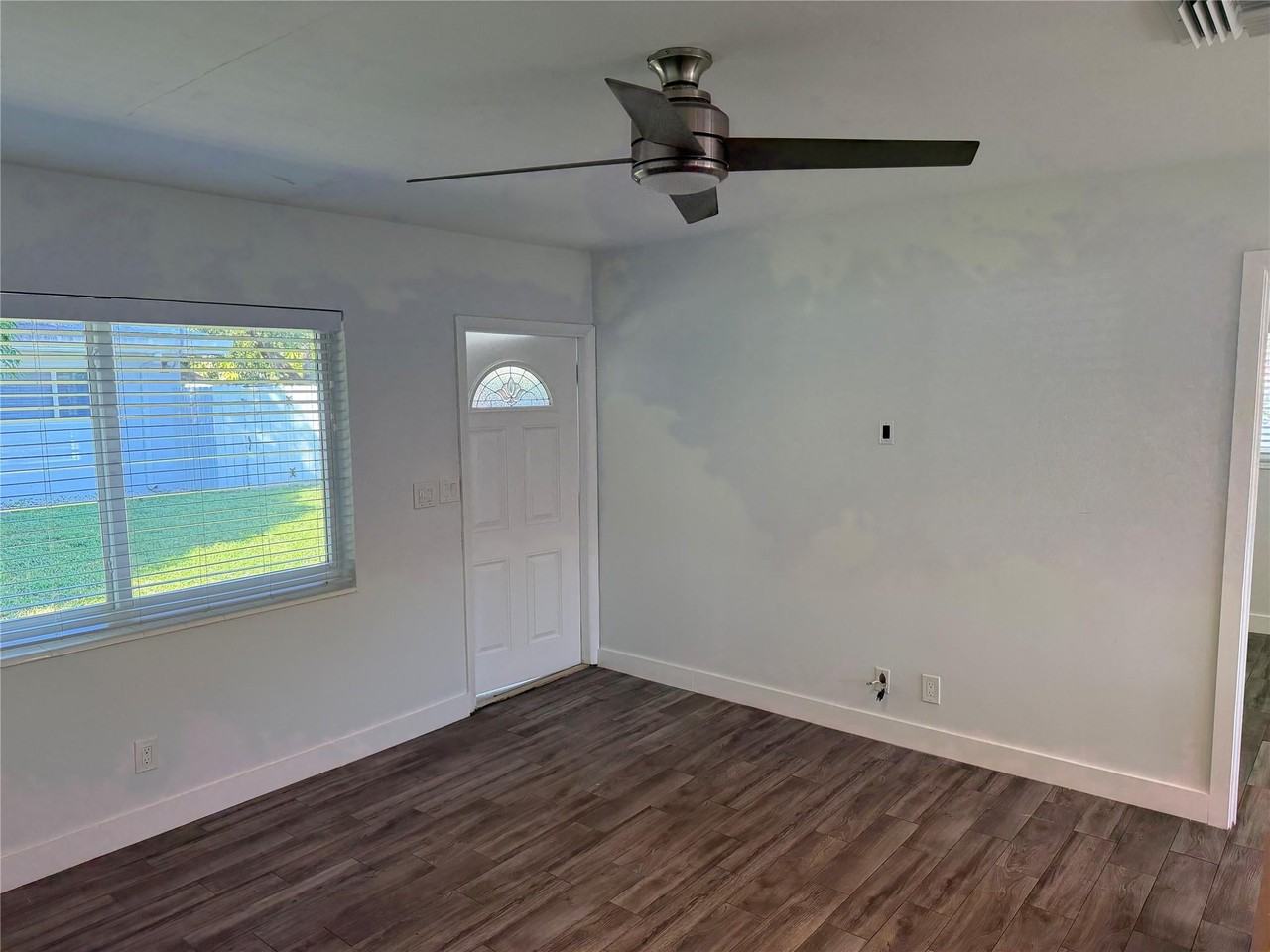 1077 Ne 34th St - Photo 5 of 31