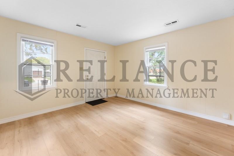 1022 S Yale St - Photo 5 of 15