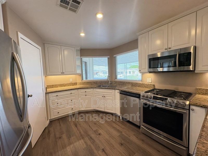 38251 Desert Greens Drive East - Photo 5 of 30