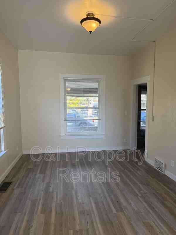 32 Custer Ave - Photo 2 of 11