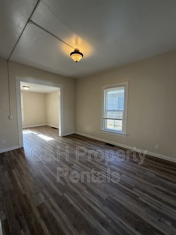 32 Custer Ave - Photo 3 of 11
