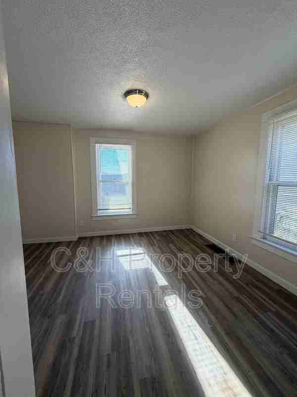 32 Custer Ave - Photo 4 of 11