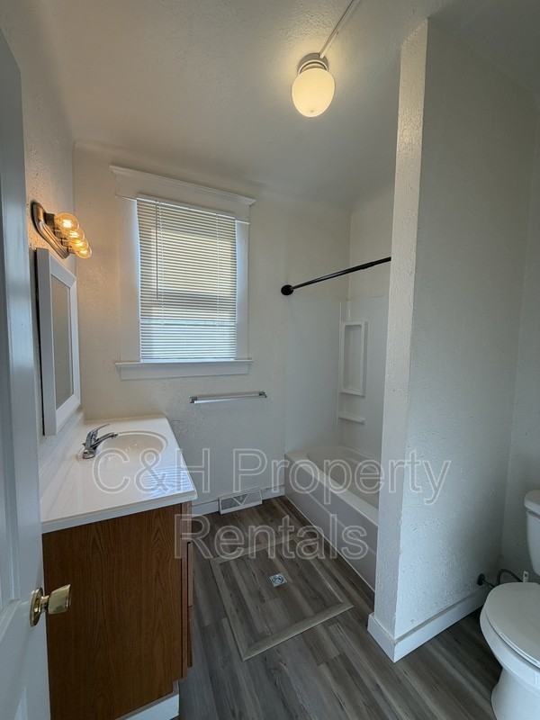 32 Custer Ave - Photo 5 of 11