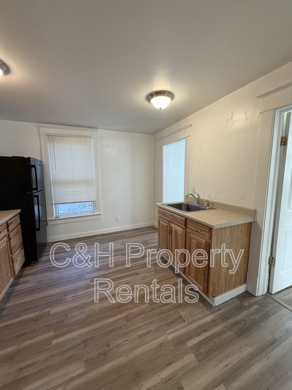 32 Custer Ave - Photo 7 of 11
