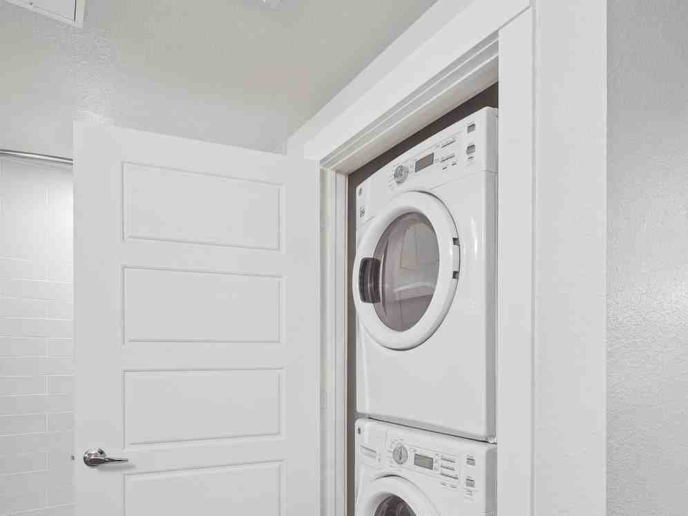 Avalon Lowry - Photo 6 of 50