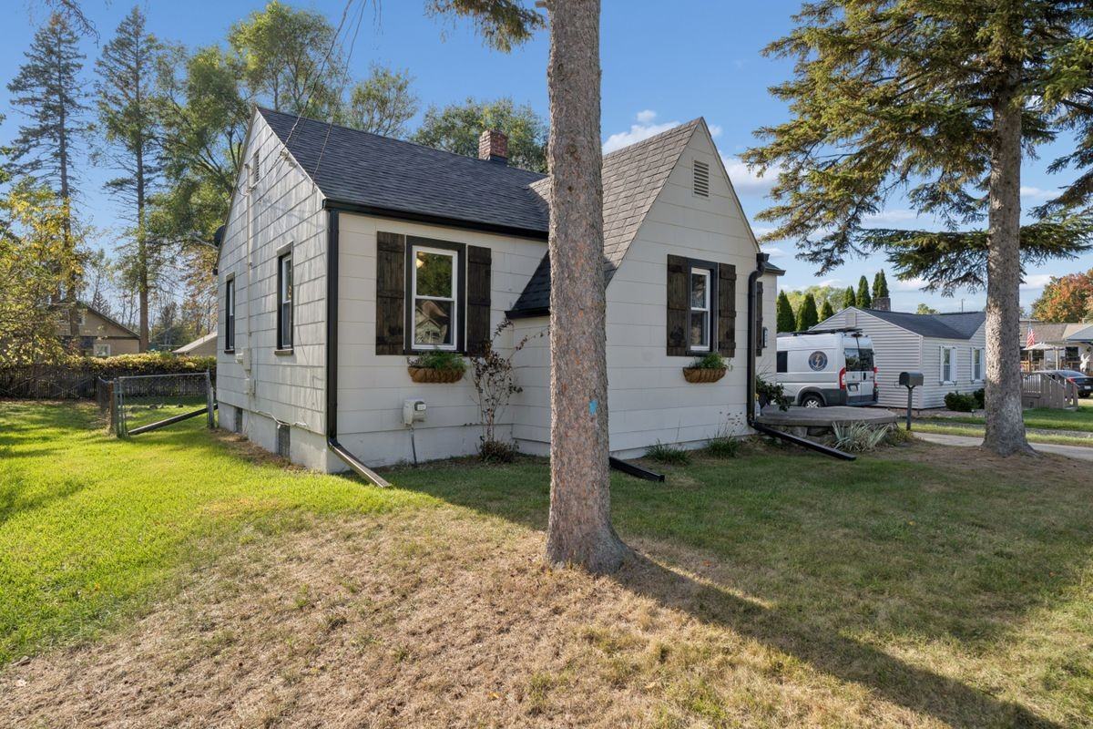 1015 Lee St - Photo 2 of 31