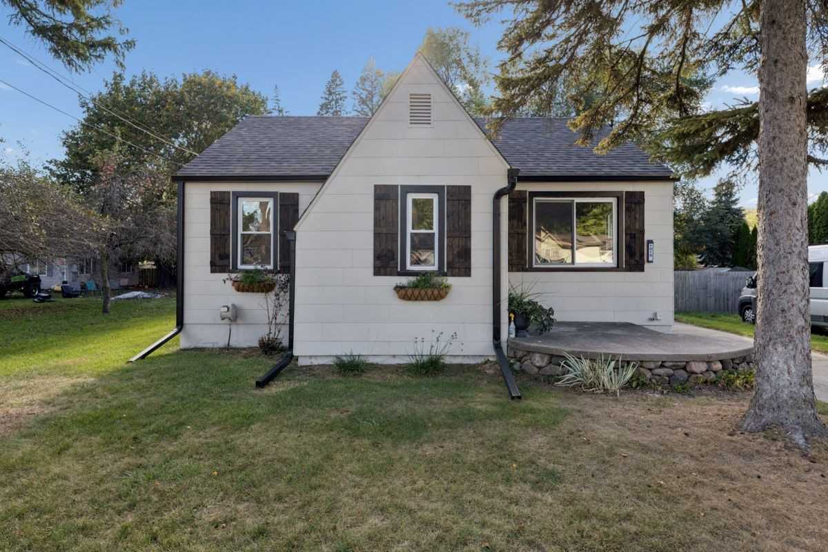 1015 Lee St - Photo 3 of 31