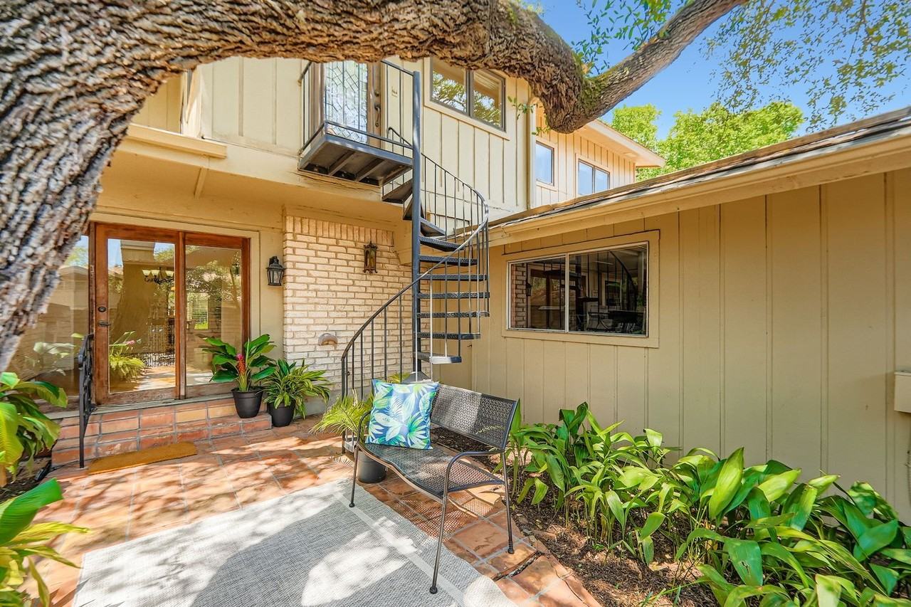 8104 East Ct - Photo 2 of 36