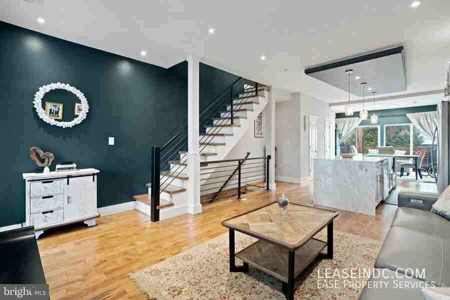 1272 Oates Street Northeast - Photo 5 of 34