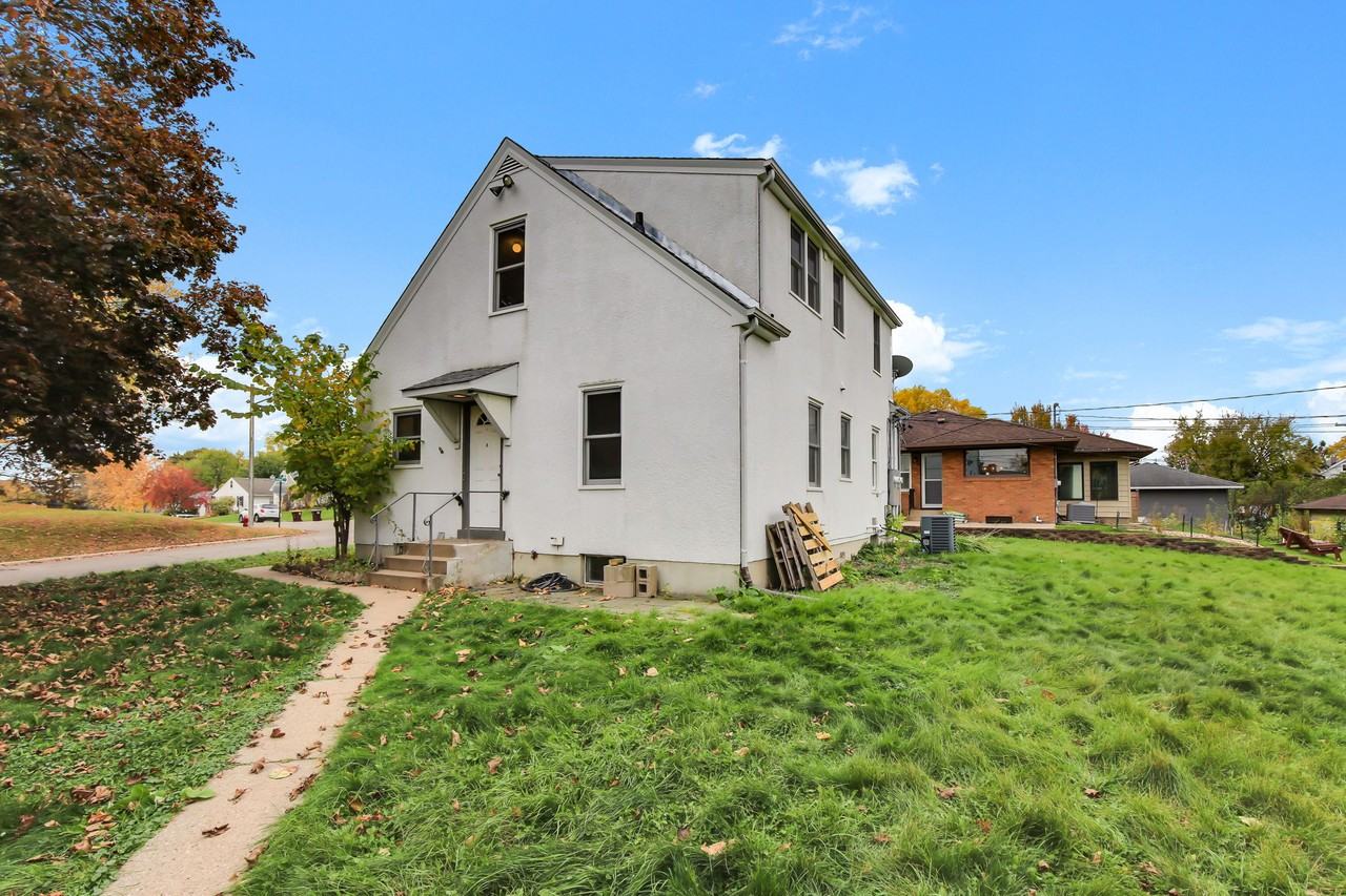 903 Manomin Ave #2UPPERFL - Photo 2 of 9