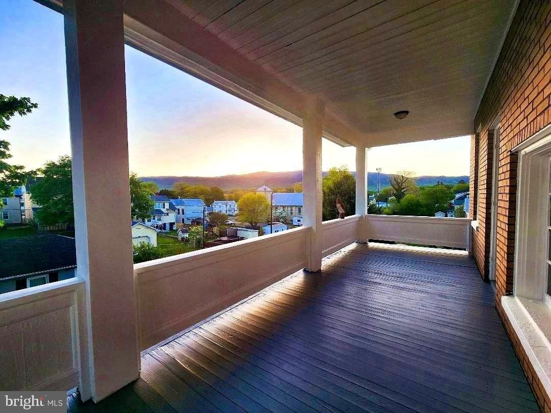 515 4th St - Photo 4 of 50