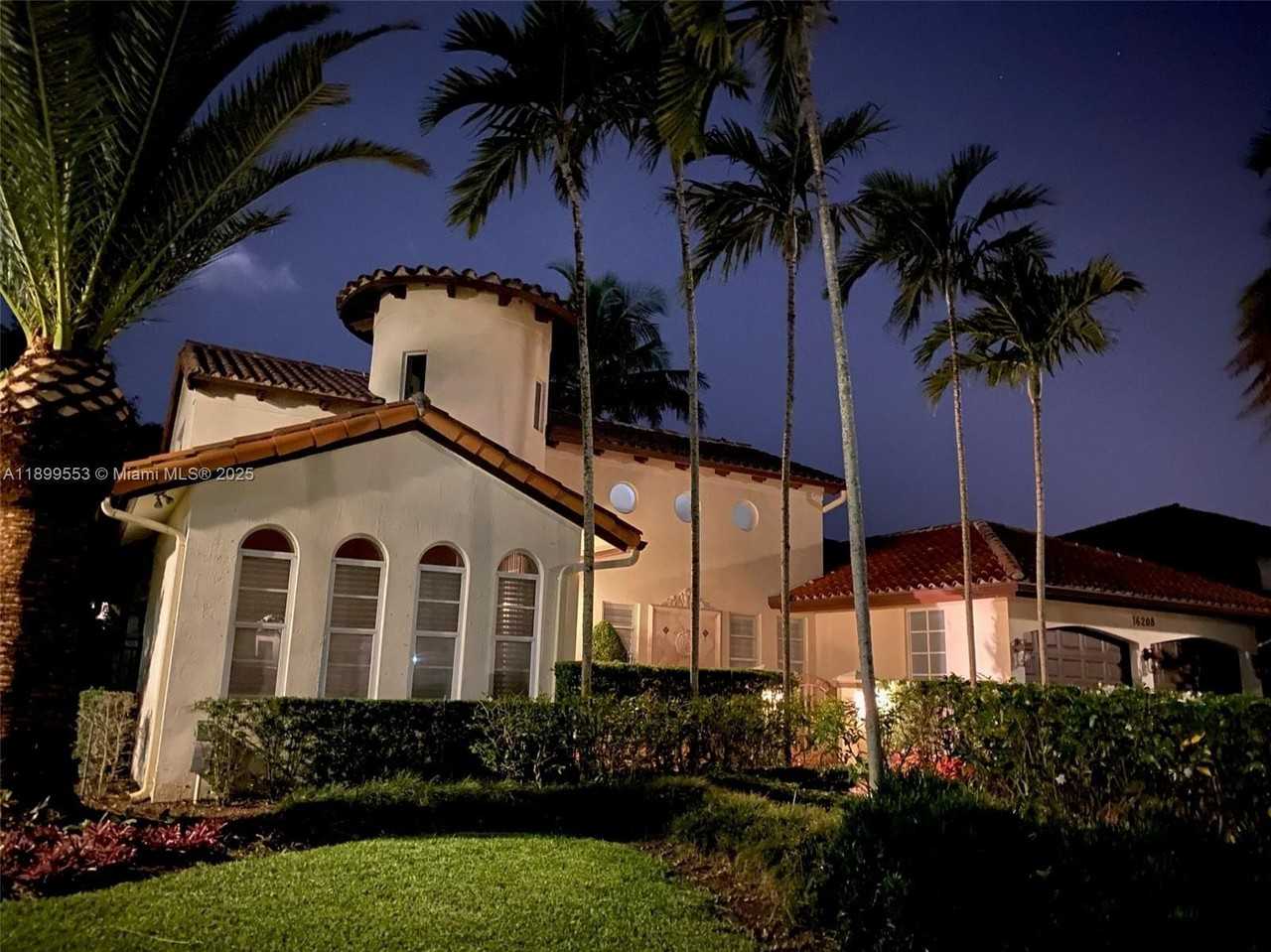 16208 Nw 83rd Pl #0 - Photo 3 of 33