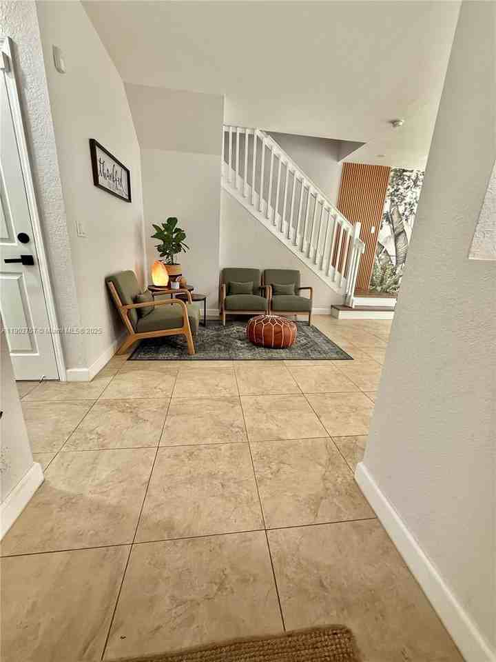 1034 Ne 208th St - Photo 3 of 36