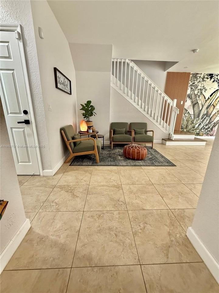 1034 Ne 208th St - Photo 4 of 36