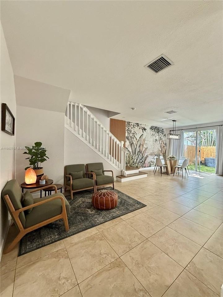 1034 Ne 208th St - Photo 5 of 36