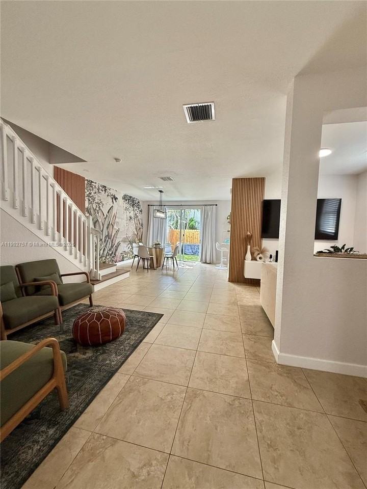 1034 Ne 208th St - Photo 6 of 36