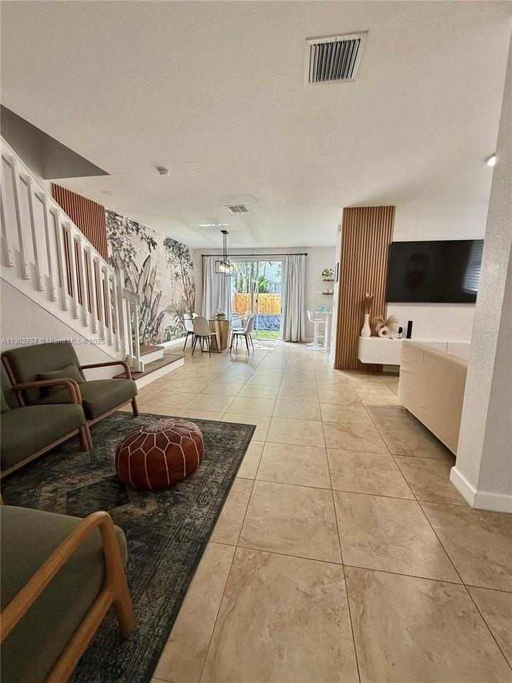 1034 Ne 208th St - Photo 7 of 36